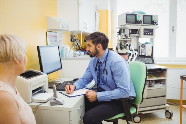 רופא מנפיק מרשם למטופלת, תוך שימוש במערכת MedAware שנועדה למנוע טעויות אנוש ברישום של תרופות