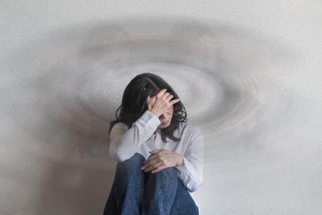 אישה סובלת מורטיגו שעלולה לנבוע מתחלואה בטרשת נפוצה 