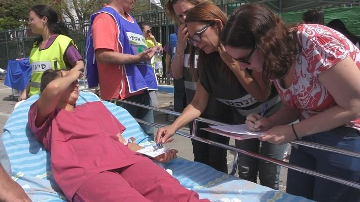 נשים תומכות בחברה שמפונה באמבולנס בזמן מלחמה