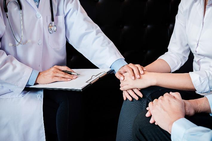 זוג מתייעץ עם רופאה בנוגע להפלות חוזרות