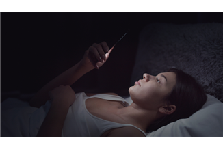 זמן מסך לפני השינה לא בהכרח מזיק