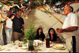 מזמינים אושפיזין לסוכה? מסתבר שבריא יותר לאכול יחד