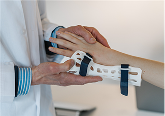 החמרת כאבי מפרקים בחורף: מיתוס או מציאות?