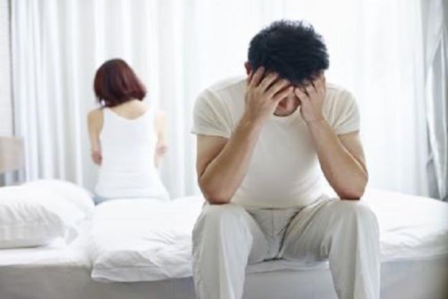 גבר מתוסכל הסובל מאין אונות יושב בצד של המיטה, וארדנאפיל (לויטרה)