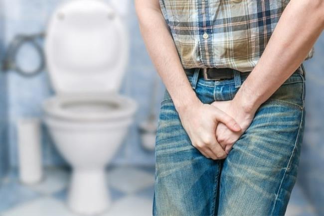 גבר עומד ליד אסלה ומתאפק, טולטרודין לטיפול בפעילות יתר של שלפוחית השתן