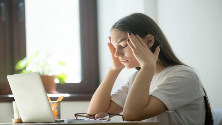קוד אקמול שיכוך כאבים  אישה סובלת מכאב ראש