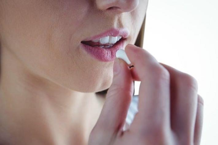 אישה נוטלת אופטלגין, דיפירון