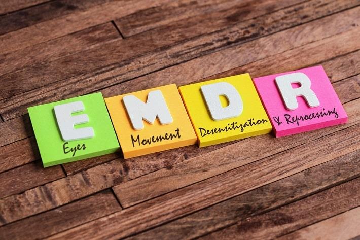 אותיות מעץ עם הכיתוב באנגלית של EMDR