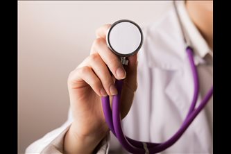 בדיקה רפואית, רופאה מחזיקה סטטוסקופ